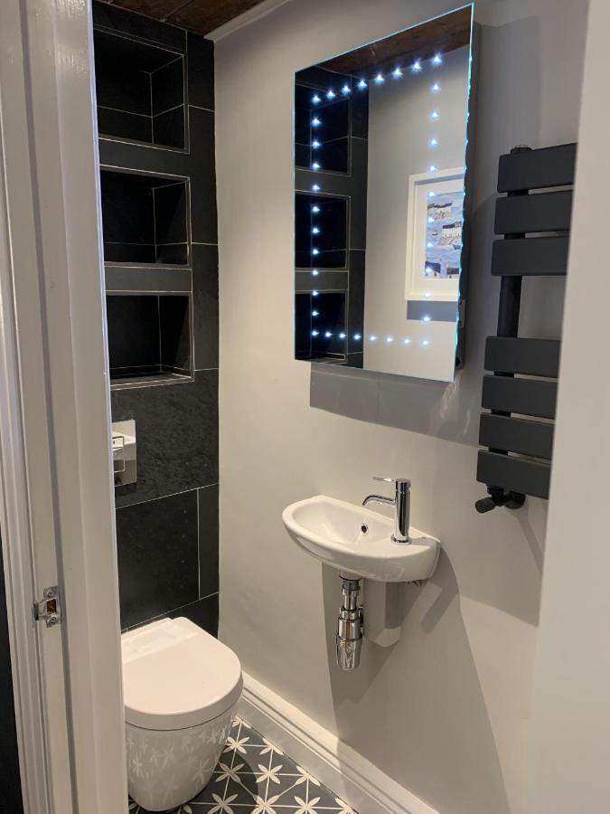 Min-Y-Fford Sleeps 6 Plus Pet Newport  Zewnętrze zdjęcie