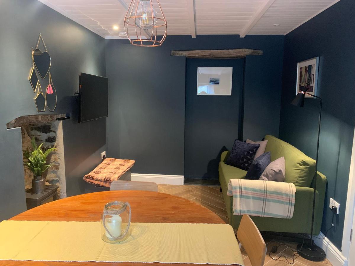 Min-Y-Fford Sleeps 6 Plus Pet Newport  Zewnętrze zdjęcie