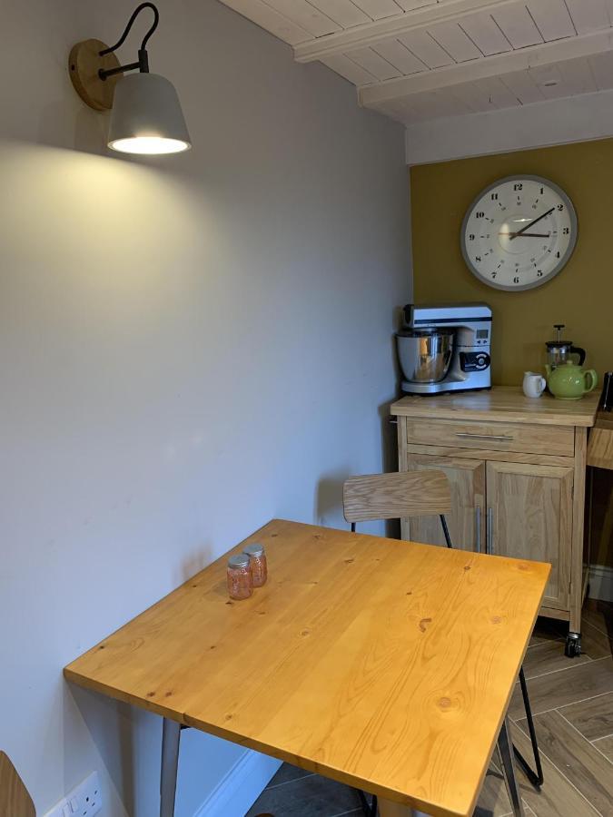Min-Y-Fford Sleeps 6 Plus Pet Newport  Zewnętrze zdjęcie