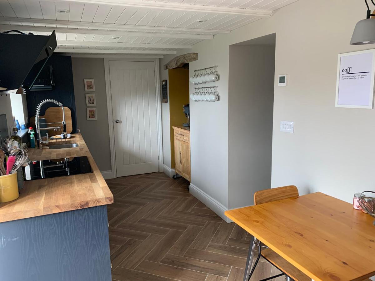 Min-Y-Fford Sleeps 6 Plus Pet Newport  Zewnętrze zdjęcie